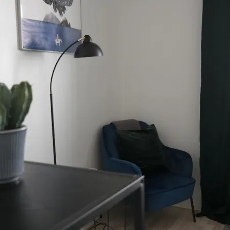 Cozy Kallio Studio, Eat, Explore, Commute Easy *